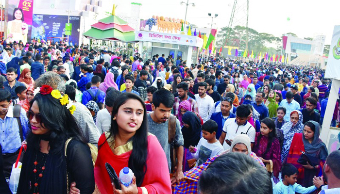 হকারের দৌরাত্ম্য বাড়ছে বাণিজ্যমেলায়