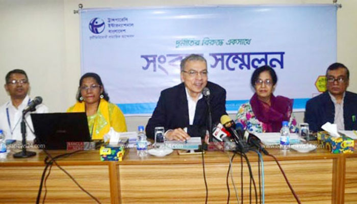 দুদক রাজনৈতিকভাবে নিরপেক্ষ নয়: টিআইবি