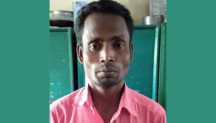 শিক্ষার্থীদের সামনেই শিক্ষিকাকে থাপড়ালেন দপ্তরি!