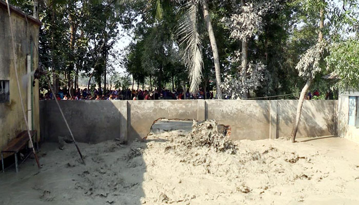 তীব্র বেগে গ্যাস-বালি উদগিরণ, ধসে পড়ছে গাছপালা