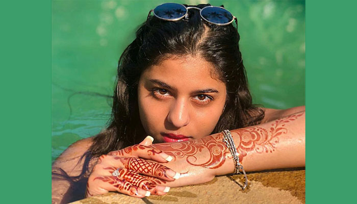 সুইমিংপুলে সুপার ভাইরাল শাহরুখ কন্যা