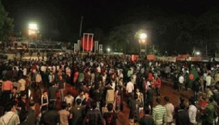 একুশের প্রথম প্রহরে ভাঙলো নীরবতা