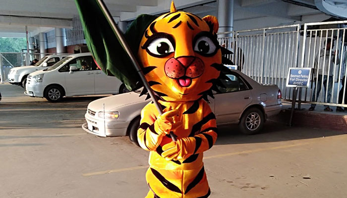 হাতে বিশ্বকাপ, মুখে বিশ্বজয়ের হাসি