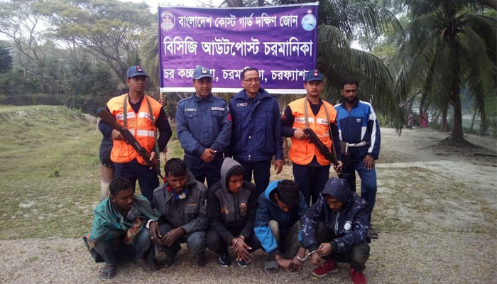 ট্রলারে গার্মেন্টস কর্মীকে রাতভর গণধর্ষণ