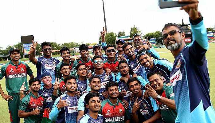 কি আনন্দ আকাশে বাতাসে!