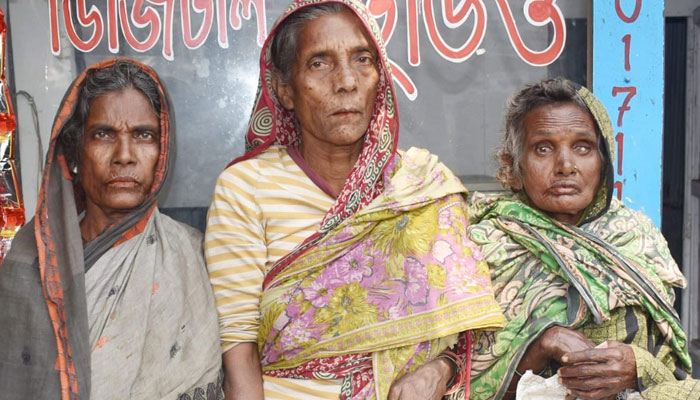 ষাটোর্ধ্ব তিন নারীর ভিক্ষাবৃত্তি, জুটেনি বয়স্ক ভাতা