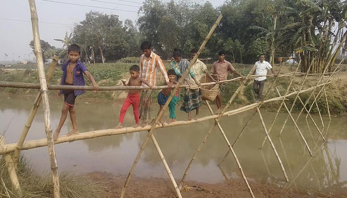 বাঁশের সাঁকোই ভরসা ১৫ গ্রামের মানুষের