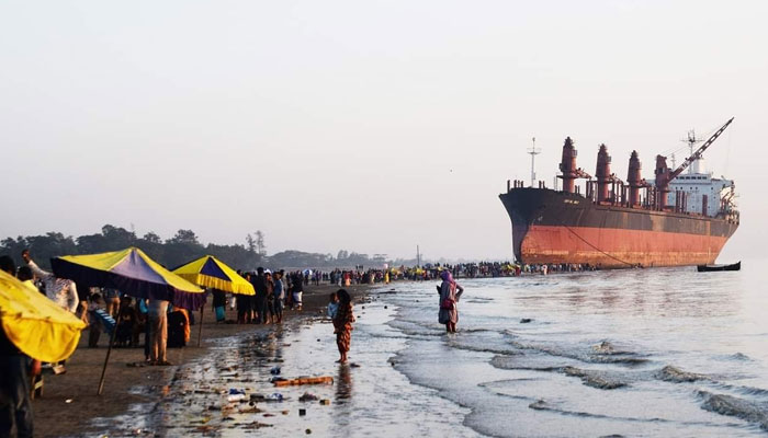 সৈকত নয়, পারকি যেন ময়লার ভাগাড়!