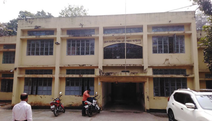 জাতীয় পতাকা উড়ে না নোয়াখালী জেলা প্রাথমিক শিক্ষা অফিসে