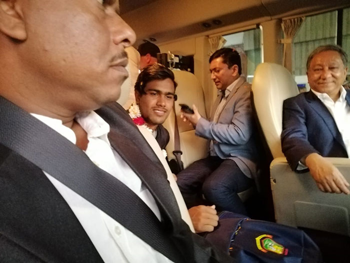 বীরদের বরণ, উষ্ণ সংবর্ধনা
