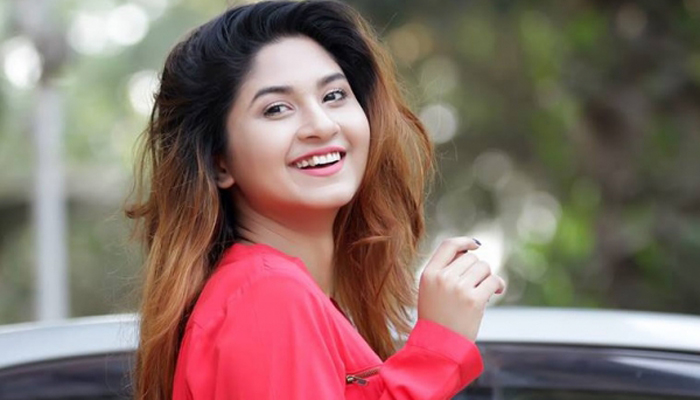 এখন ভালোবাসা মানেই লাভ ইমোজি