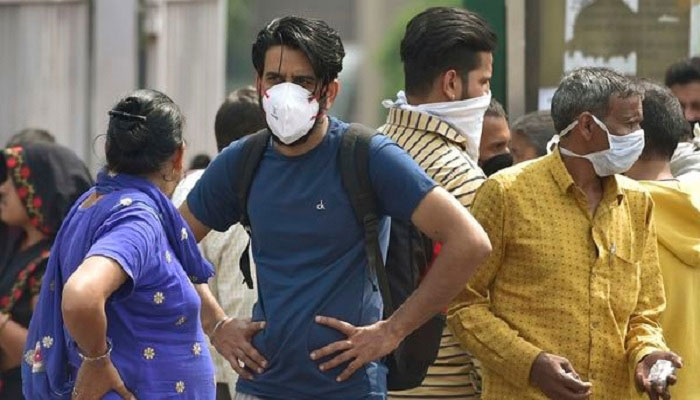 লকডাউনেও পাড়া-মহল্লায়  চলে ব্যাপক আড্ডা