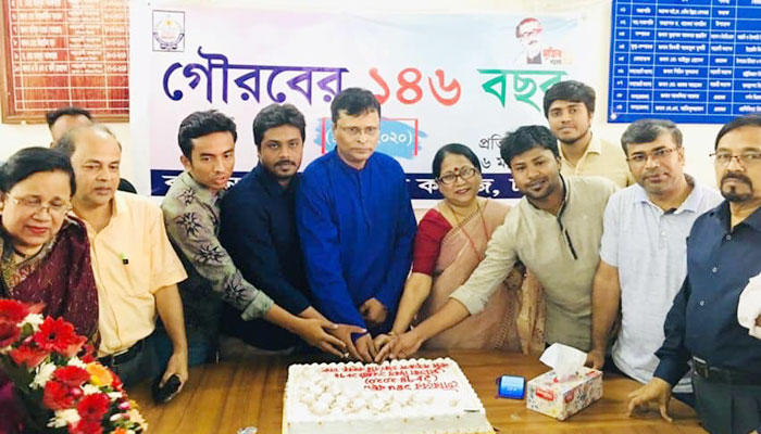 প্রতিষ্ঠাবার্ষিকীর কেক কাটা নিয়ে বিতর্ক