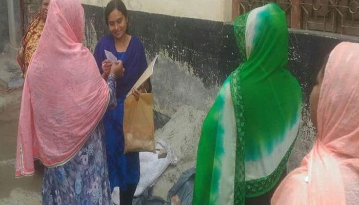 কোলাকুলি-হ্যান্ডশেকের ভয়ে পালাচ্ছেন ভোটাররা!