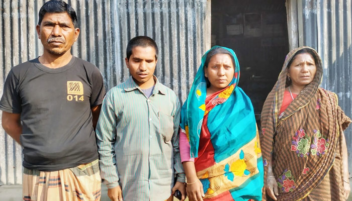 নাম বললেই ফোনে রিচার্জ পাঠান অন্ধ মিজান!