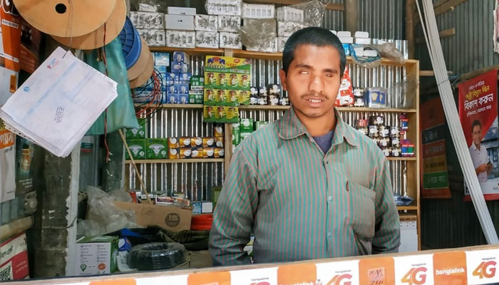 নাম বললেই ফোনে রিচার্জ পাঠান অন্ধ মিজান!