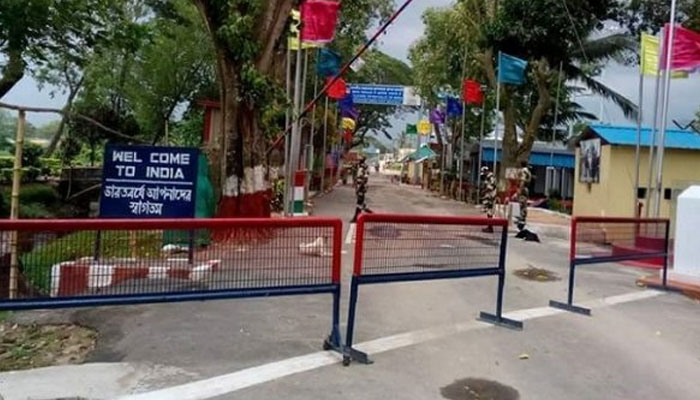 আখাউড়া চেকপোষ্ট দিয়ে যাত্রী পারাপার বন্ধ