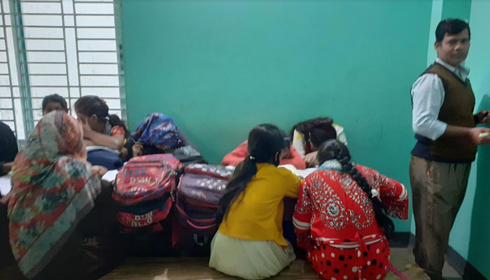 শ্রীনগরে চলছে রমরমা কোচিং বাণিজ্য