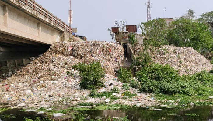কপোতাক্ষ নদ এখন ময়লার ভাগাড়