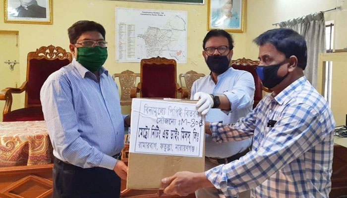 মুগদা হাসপাতালে ৭০০ পিপিই দিলেন সাবের হোসেন