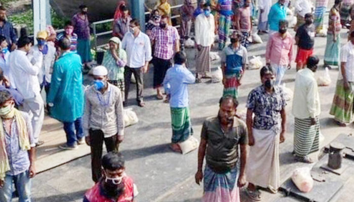 নৌবন্দরগুলোতে খাদ্য সহায়তা দিল বিআইডব্লিউটিএ