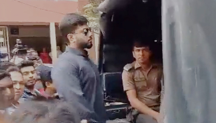 এজেন্টকে ছাড়াতে পুলিশ ভ্যানে ইশরাক