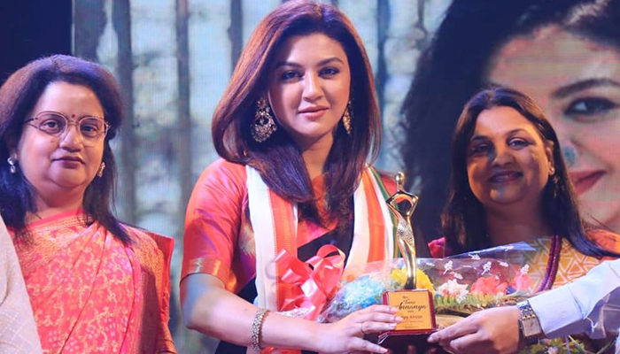‘তুমি অনন্যা’ পুরস্কার পেলেন জয়া