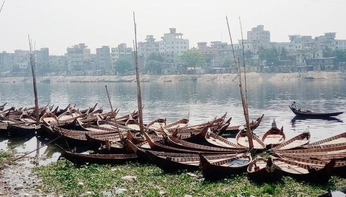 করোনা আতঙ্কে বুড়িগঙ্গার বুকে নিরবতা