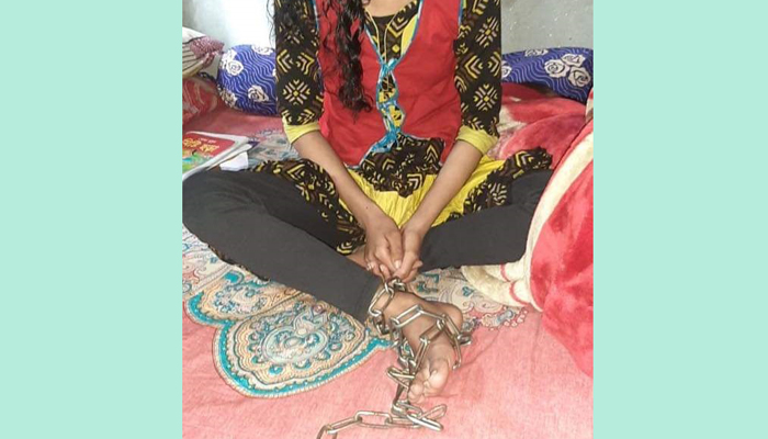 পরিবারের সম্মতি ছাড়া বিয়ে করায় শিক্ষার্থীকে শিকলবন্দী