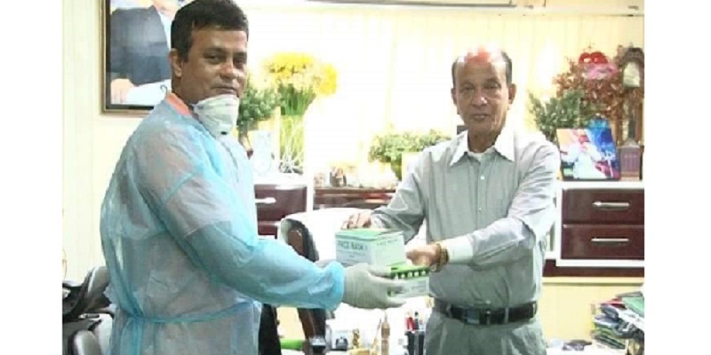 পুলিশ সদস্যদের স্বাস্থ্যসুরক্ষা উপকরণ দিলেন শিল্প প্রতিমন্ত্রী