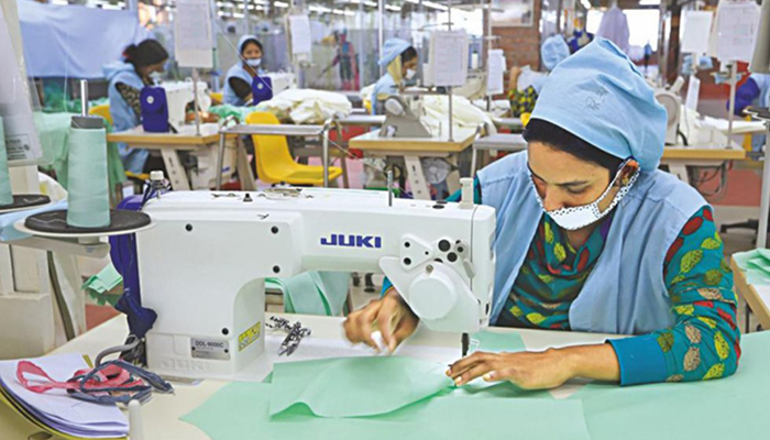 ঝুঁকির মুখে গাইডলাইন মেনেই উৎপাদনে গার্মেন্টস