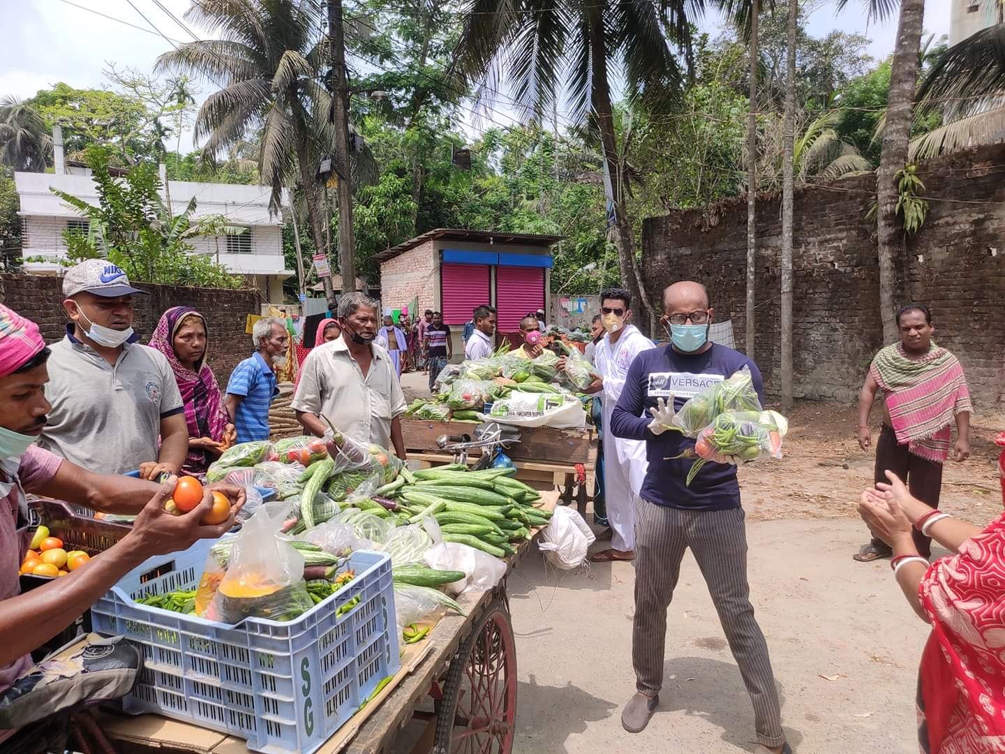‘মানবতার ফেরিওয়ালা’ চেয়ারম্যান টিপু