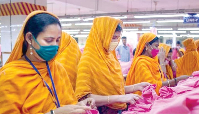 বেকায়দায় পোশাক শ্রমিকরা