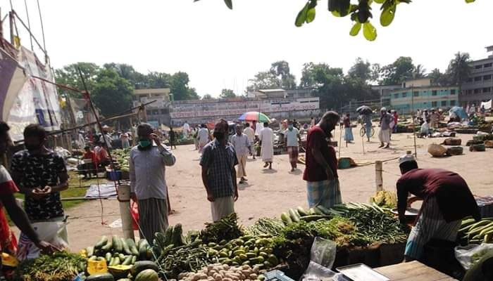 করোনা সংক্রমণ ঠেকাতে খেলার মাঠে কাচাঁবাজার
