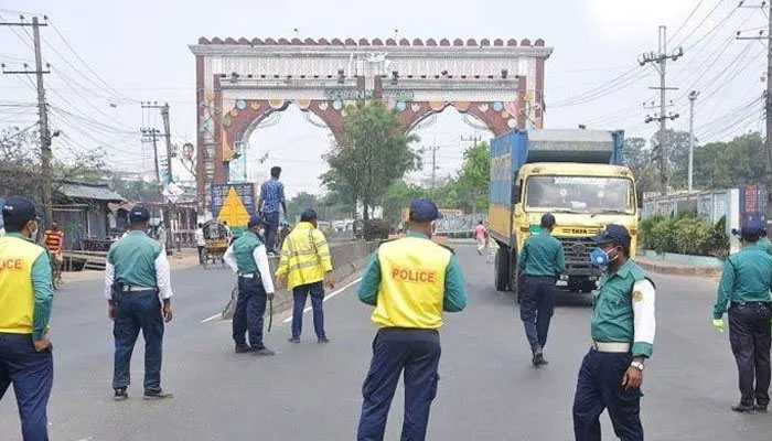 কোনোভাবে ঠেকানো যাচ্ছে না পণ্যবাহী যানে যাত্রী পরিবহন