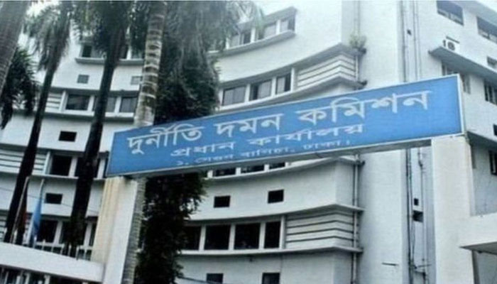 ক্রান্তিকালেও চলছে দুর্নীতি