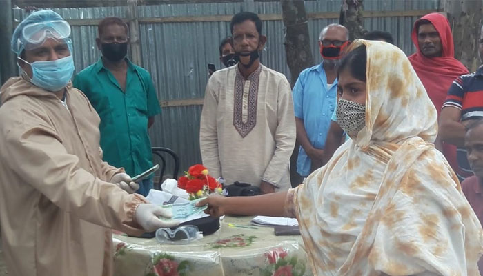 ১০ হাজার পরিবারকে আর্থিক সহায়তা দিলেন মেয়র