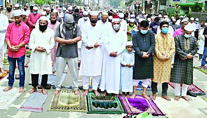 ঠেকানো যাচ্ছে না জনস্রোত
