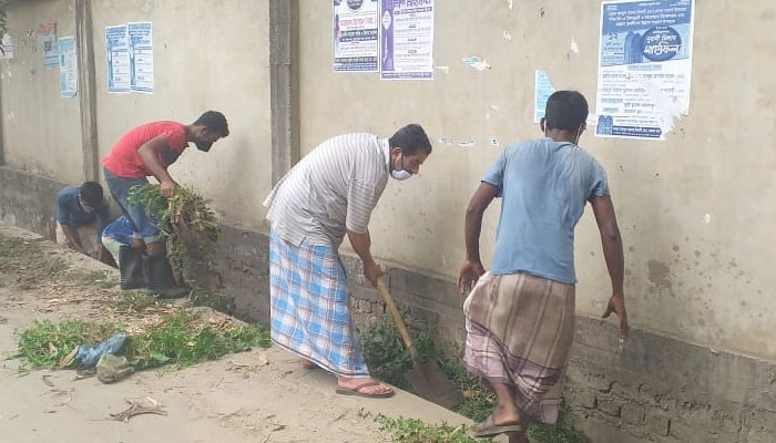 করোনা প্রতিরোধে ড্রেন পরিস্কার করলেন চেয়ারম্যান