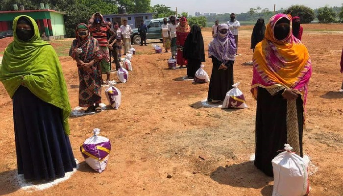 কালীগঞ্জে খাদ্যসামগ্রী পেলেন ২ হাজার কর্মহীন মানুষ