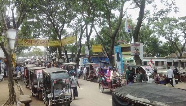 লকডাউন ভেঙে বাজারে শতশত মানুষ