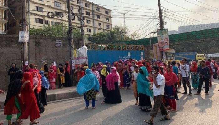 বকেয়া মজুরির দাবিতে বাড্ডায় শ্রমিকদের বিক্ষোভ