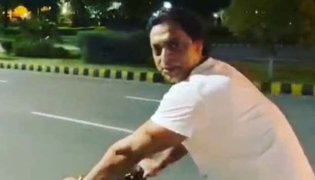 সাইকেল চালিয়ে রোষানলে শোয়েব আক্তার