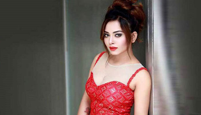মাস্ক ছাড়া তমা মির্জা, দিলেন জরিমানা!
