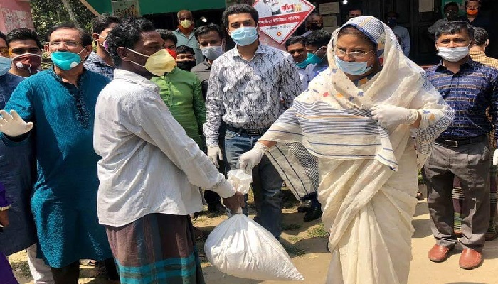 কালীগঞ্জে খাদ্যসামগ্রী পেলেন ২ হাজার কর্মহীন মানুষ
