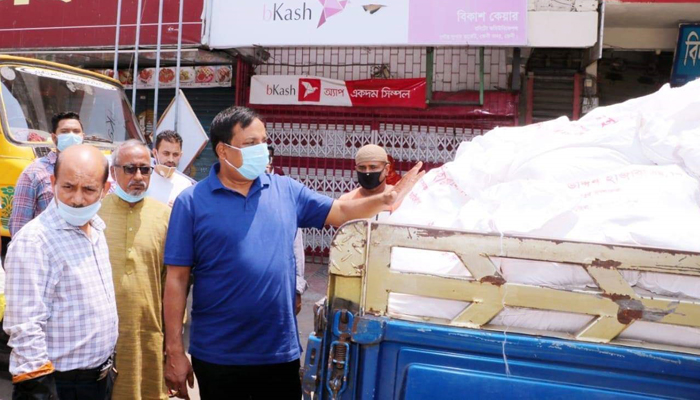 বেদে-হিজড়া পরিবারে নিজাম হাজারীর খাদ্য সহায়তা