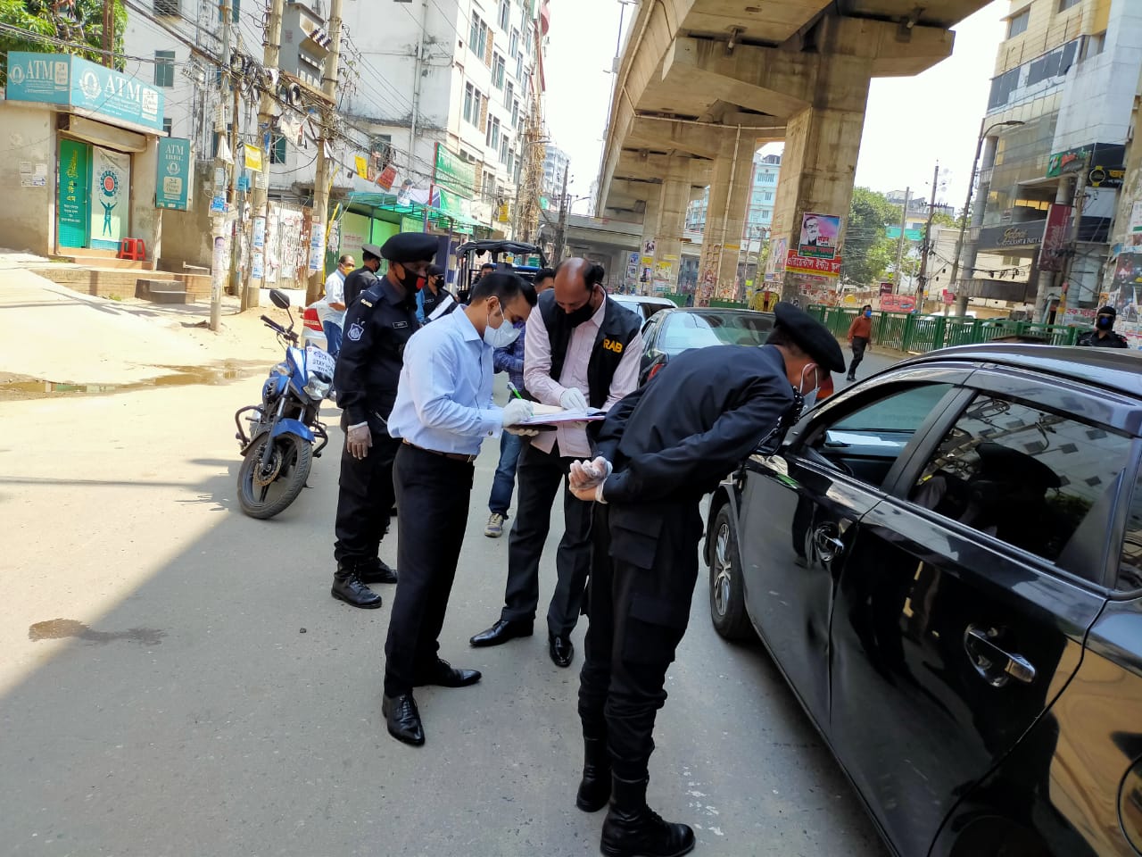 রাস্তায় অহেতুক ঘোরাফেরায় ৫০ জনকে জরিমানা