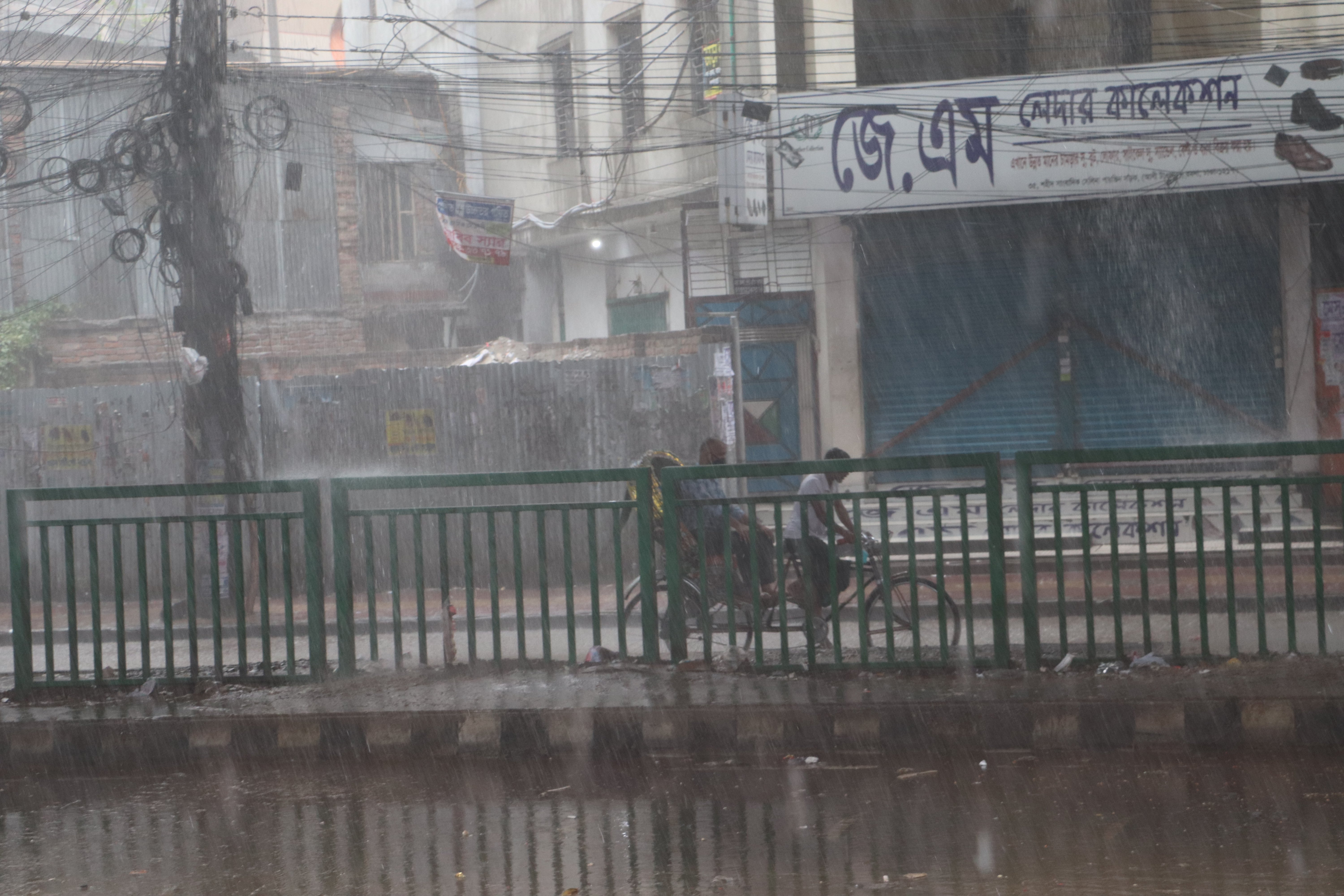 করোনার ছোবলে জনশূন্য নগরীতে ঝড়ের তাণ্ডব