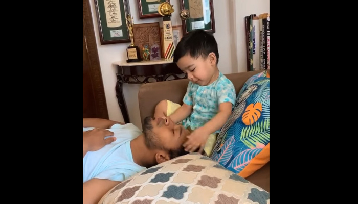 ছেলের সঙ্গে খুনসুঁটিতে সময় কাটছে মুশফিকের