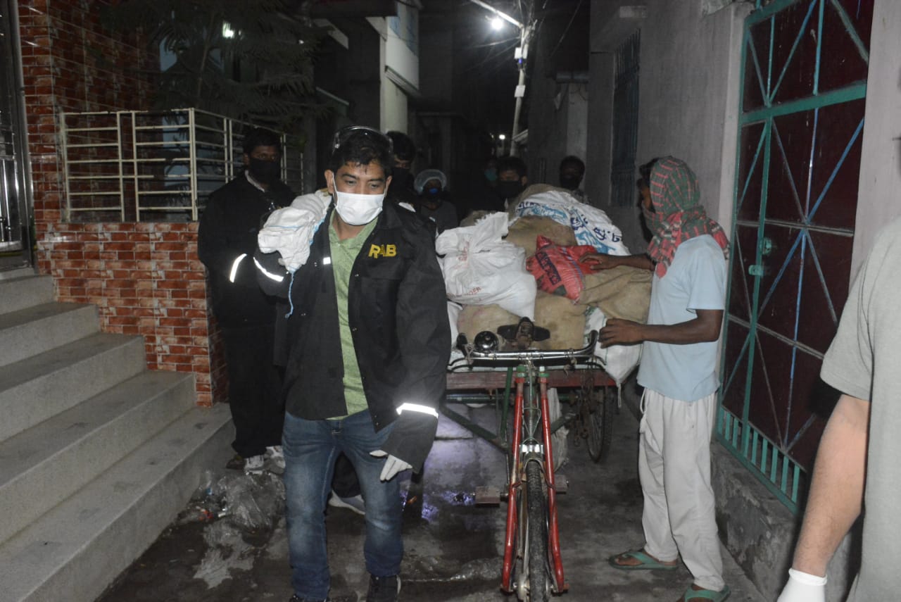 রাতের আঁধারে ঘরে ঘরে খাদ্য পৌঁছে দিল র‌্যাব